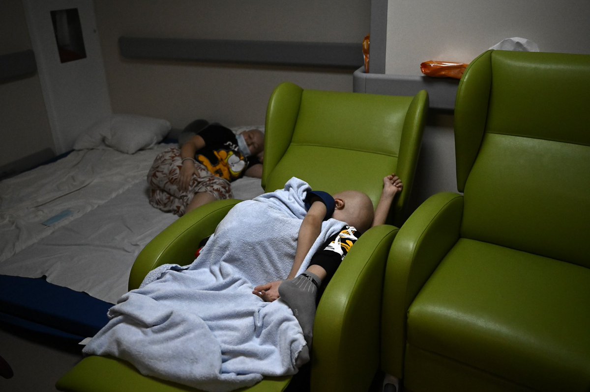 ArisMessinis's tweet photo. In the oncology’s centre basement which is being used as a bomb shelter, in #Kyiv on February 28, 2022. The Russian army said on February 28, 2022, that Ukrainian civilians could "freely" leave the country's capital. 
#ukraine #UkraineRussiaWar https://t.co/leSLd7AHXd