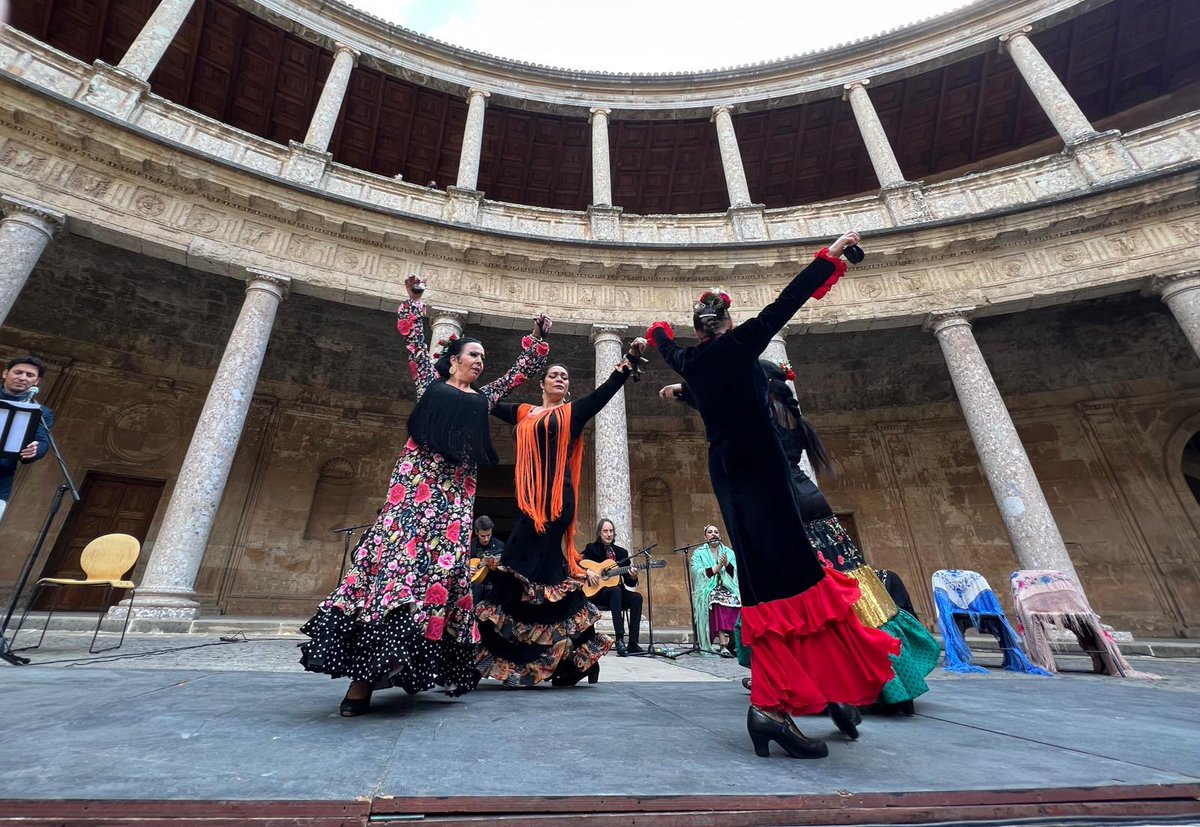 alhambracultura's tweet photo. 💚 En el #DíaDeAndalucía hemos disfrutado de una maravillosa conferencia ilustrada sobre las zambras del #Sacromonte (#Granada).

💃🏼Comienza nuestra programación con motivo del centenario del primer Concurso de ‘Cante Jondo’, celebrado  en 1922 en la #Alhambra. 

📷 Lucía Rivas https://t.co/sHDCEyInPs