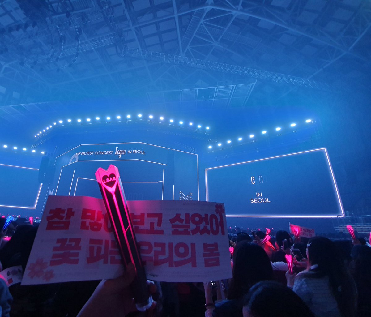 dhwngus82's tweet photo. 이때 간 콘이 처음이자 마지막이라니 ㅠㅠ
존버할게... 언젠간 꼭 우리모두 다시 같이 만나는날이 올거야!!!

#뉴이스트 #NUEST #JR #아론 #백호 #민현 #렌 https://t.co/hvWe5LCqlv