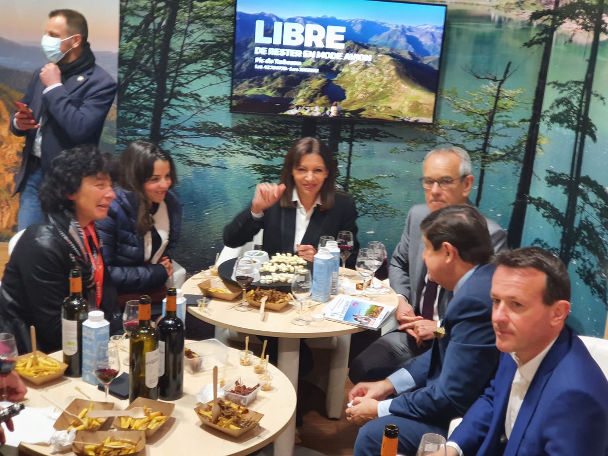 Ce midi avec @Anne_Hidalgo lors du salon de l'agriculture. Ukraine, transition énergétique, inégalités : nous avons le programme le plus cohérent et les idées les plus claires. Merci pour ton soutien à notre nouvelle équipe fédérale !
@2022avecHidalgo #Ensemblechangeonsdavenir