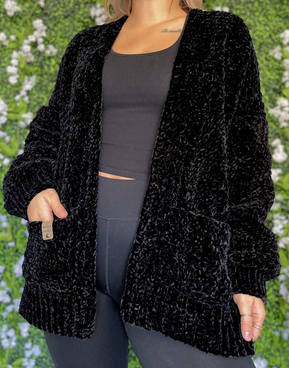 amthystart's tweet photo. a black cardigan for my fellow all black wearers✨ https://t.co/XRJMBaEJKR