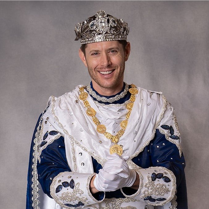 Rose_ackles_'s tweet photo. Jensen Ackles &amp; Anthony Mackie as King of Bachchus 👑 https://t.co/uiX4oC646W
