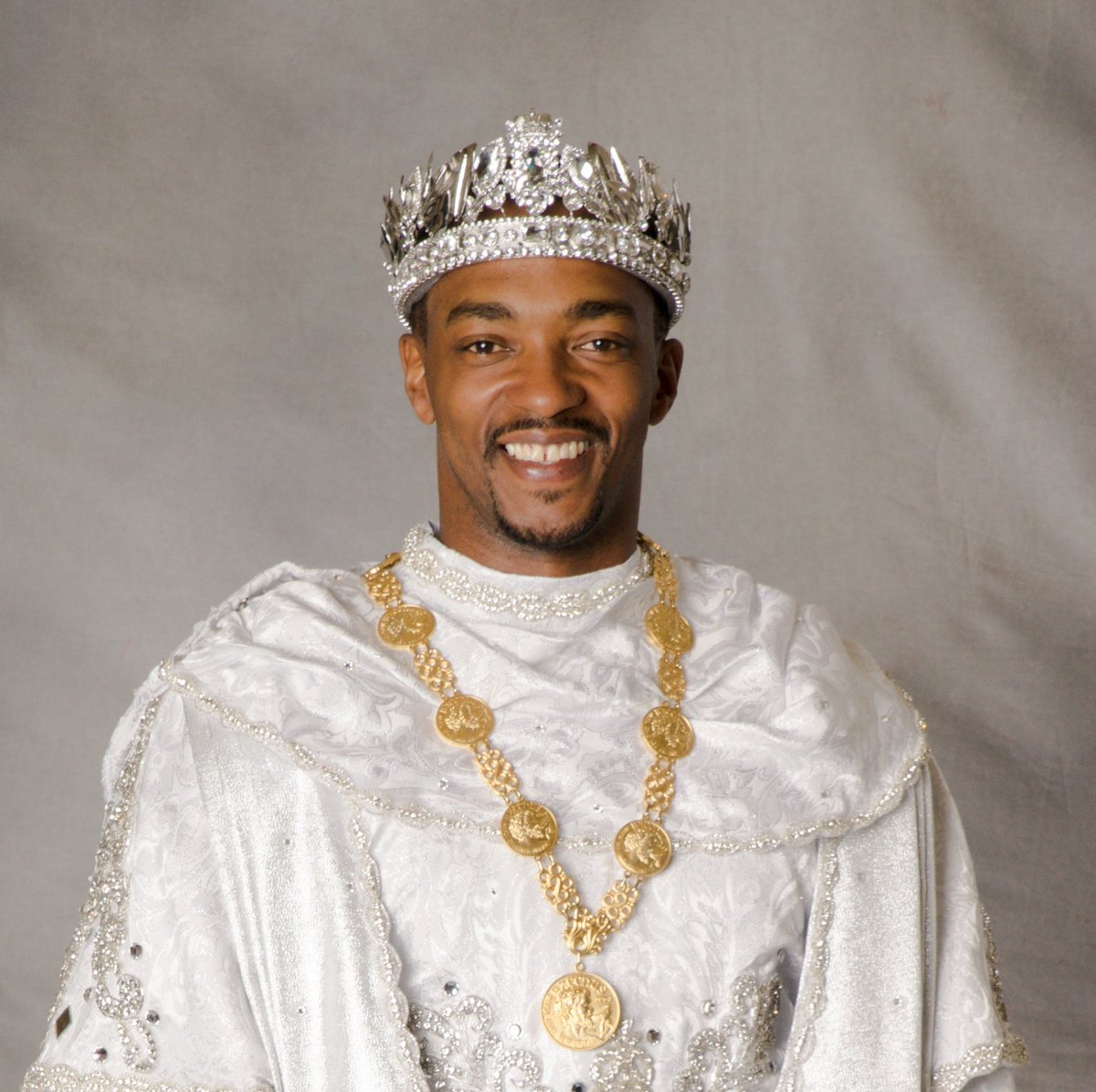 Rose_ackles_'s tweet photo. Jensen Ackles &amp; Anthony Mackie as King of Bachchus 👑 https://t.co/uiX4oC646W