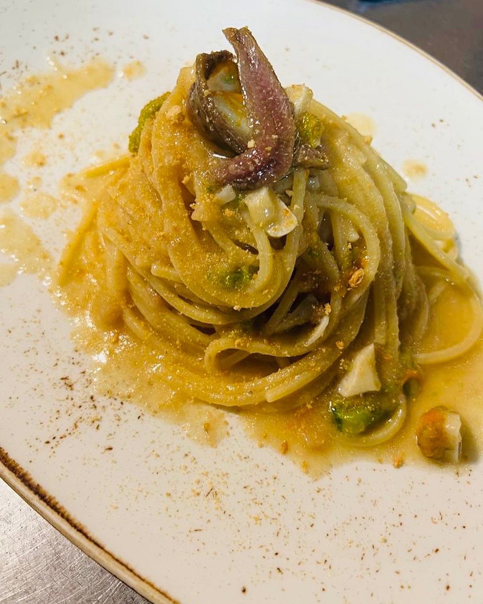 AnemaeCoreBCN's tweet photo. Cocinar es como amar, o te rindes por completo o te rindes.
𝗦𝗽𝗮𝗴𝗵𝗲𝘁𝘁𝗶 🍝 𝗔𝗴𝗹𝗶𝗼 🧄 𝗢𝗹𝗶𝗼
𝗙𝗶𝗼𝗿𝗶 𝗱𝗶 𝗭𝘂𝗰𝗰𝗮 𝗲 𝗔𝗹𝗶𝗰𝗶.
@anemaecore.bcn 
#anemaecorebcn 
#ristorante #food #foodporn #restaurant #cucinaitaliana #italianfood #italy #instafood #cucina https://t.co/dPqD90cuoh
