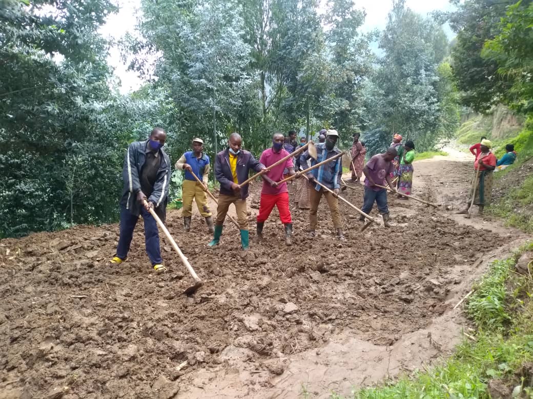 CellNyundo's tweet photo. Nyuma y'uko umuganda wongeye gusubukurwa, intore z'akagari ka Nyundo mu masibo yazo zahuriye ahari haracitse inkangu zangije imihanda yongera kuba nyabagendwa. https://t.co/7T0MHgm8z3