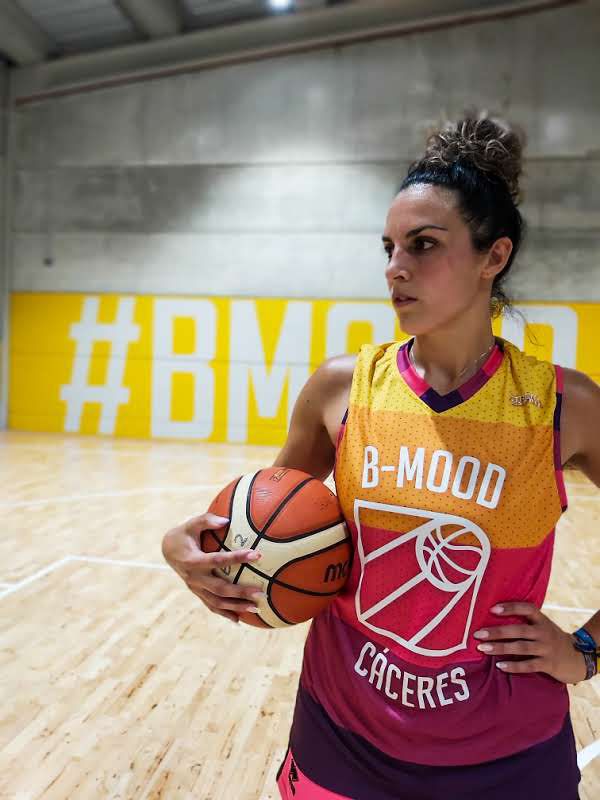 CPMiralvalle's tweet photo. 🚨FICHAJE🚨
El Hierros Díaz Extremadura Miralvalle anuncia la llegada de la pívot extremeña Silvia Romero. Una jugadora con amplia experiencia en la categoría y que vuelve a la que fue su casa durante varios años. Bienvenida @SilvyRG13 
#mejorjuntos https://t.co/gHxdGcVcvm