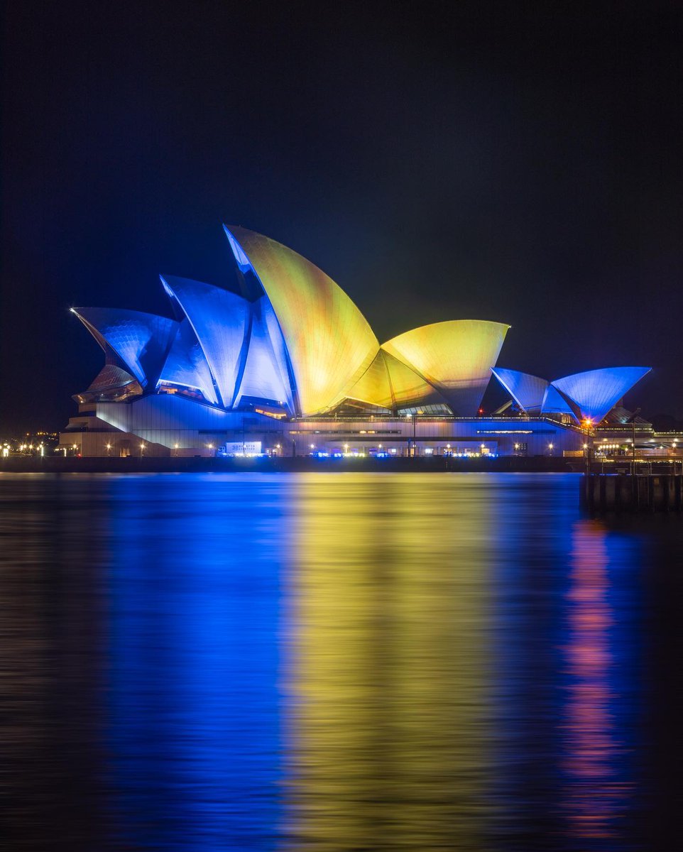 AusintheUS's tweet photo. Australia stands in solidarity with the people of #Ukraine. 🇦🇺🇺🇦 For three days the @SydOperaHouse, Australian Parliament House, &amp; other landmarks across the nation will be lit each evening with the colours of the Ukrainian flag. #standwithukraine 
📸 Hugo Isert https://t.co/nHtfL58uQy