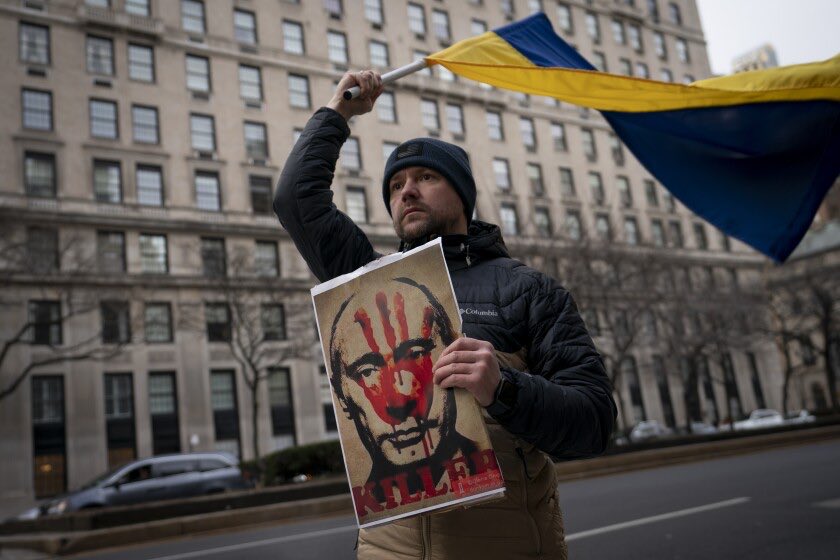 AlvaroAranda_'s tweet photo. A ver, recapitulemos para que me quede claro. 

Si Ucrania 🇺🇦 quiere entrar en la UE o en la OTAN es un peligro.

Pero si Rusia 🇷🇺 pone armamento nuclear ☢️ en Bielorrusia 🇧🇾 no pasa nada. https://t.co/vWqIGpz6OP