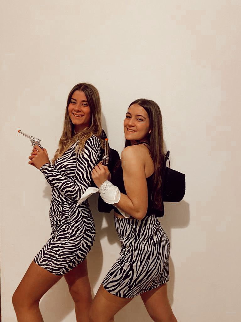 lorenamr03's tweet photo. Siempre contigoo 🖤🤍 @maria_sr7 https://t.co/qTyAVt7i07