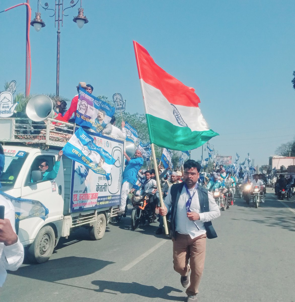 सदर विधानसभा 322 गोरखपुर प्रत्याशी आजाद समाज पार्टी कांशीराम के राष्ट्रीय अध्यक्ष एडवोकेट चंद्रशेखर आजाद जी के रोड शो में उमड़ा जनसैलाब
<a href="/BhimArmyChief/">Chandra Shekhar Aazad</a>