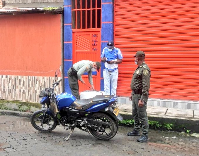 PoliciaNarino's tweet photo. En #Tumaco @ProteccionPonal #Turismo realizaron campaña preventivas y la difusión de la #Linea162 para contrarrestar el consumo de sustancias psicoactivas
#Turismoresponsable
#EsUnHonorSerPolicia https://t.co/xPb1tD6Wvv