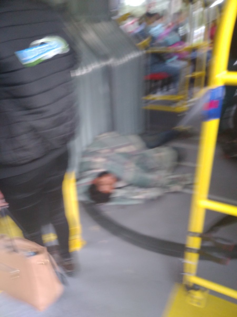 UrVirginia's tweet photo. Hola buenos días  vean ustedes ahora trasmilenio  .es usado como un hotel ....¿cuanto cobran ??? Esto sucedió hoy tipo 7 am en bus de ruta fácil sur  norte ...que tristeza https://t.co/SkB3ejoGbF
