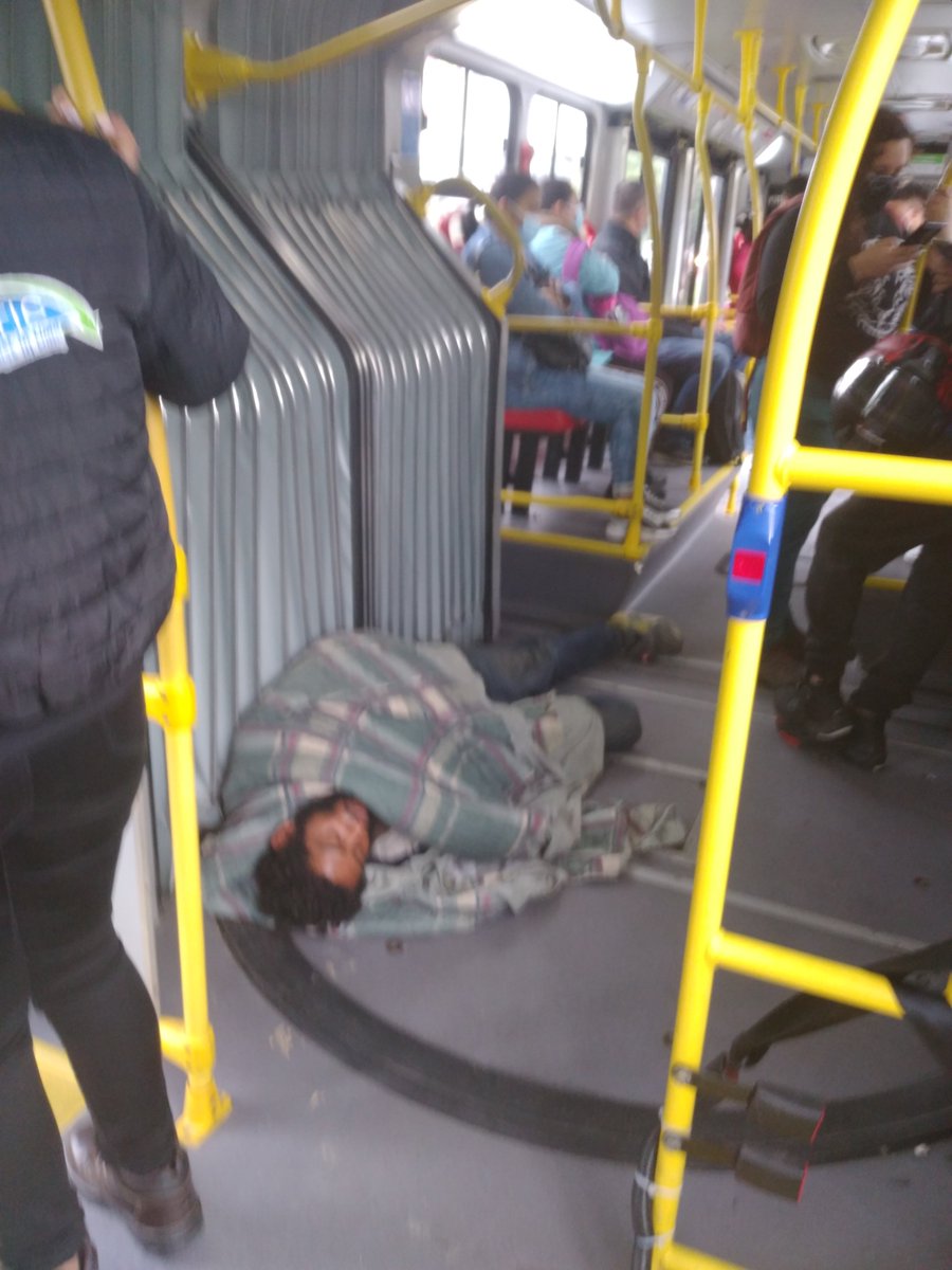 UrVirginia's tweet photo. Hola buenos días  vean ustedes ahora trasmilenio  .es usado como un hotel ....¿cuanto cobran ??? Esto sucedió hoy tipo 7 am en bus de ruta fácil sur  norte ...que tristeza https://t.co/SkB3ejoGbF