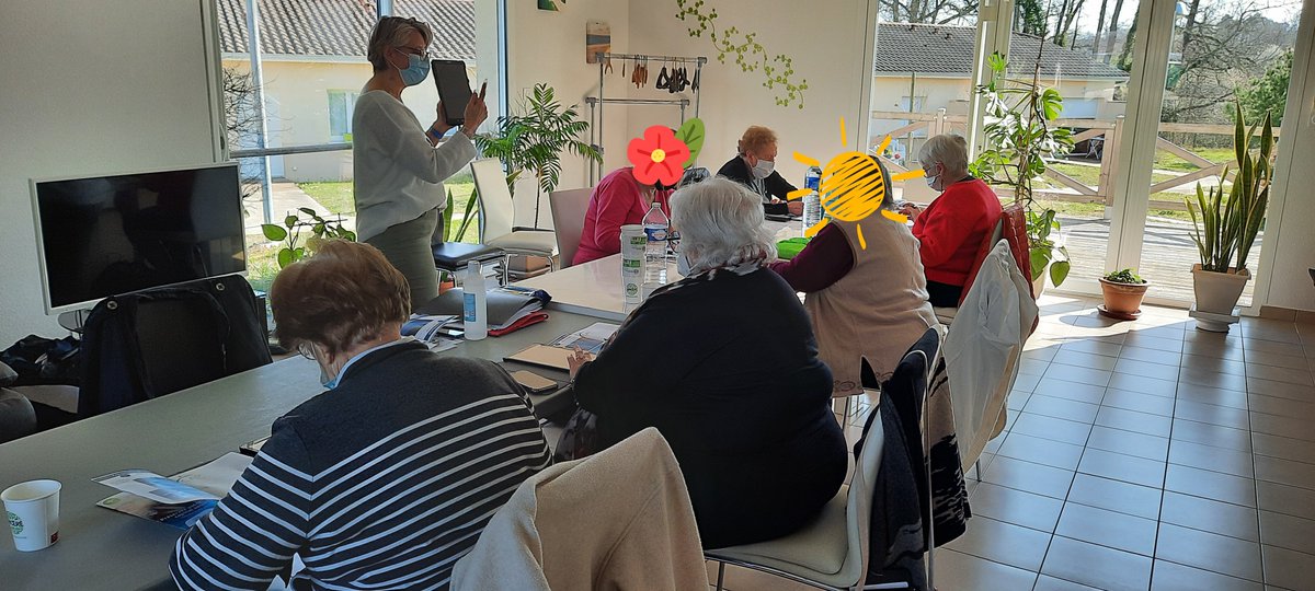 C'est parti pour la séance 1 de l'atelier numérique au sein du #village automnal à #Pompignac ! 6 séances pour rester ouverts sur le monde, communiquer différemment et épater les petits-enfants ! Merci à @UDAF33 pour cette première animation 🙏 @CarsatAquitaine <a href="/GirondeMsa/">MSA Gironde</a>