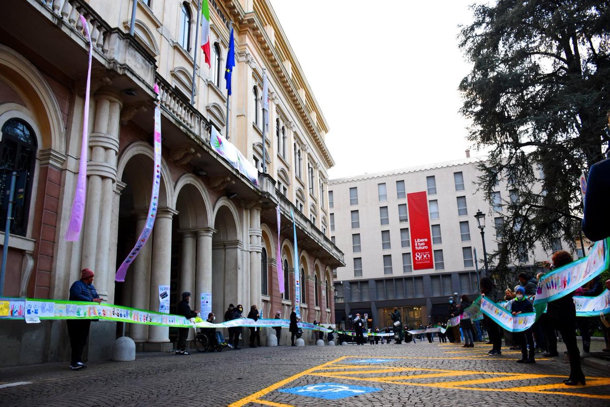 nessajhenriques's tweet photo. Yesterday we celebrated #rarediseaseday  with #hands4rare, a long chain of 2240 hands 🖐 in support to 300 million people worldwide living with a rare disease. 

Una giornata per sensibilizzare e unire le forze! 
@PhD_DSB_UniPD @UniPadova @cittadlsperanza #RareDisease https://t.co/GNGKiRXXOu