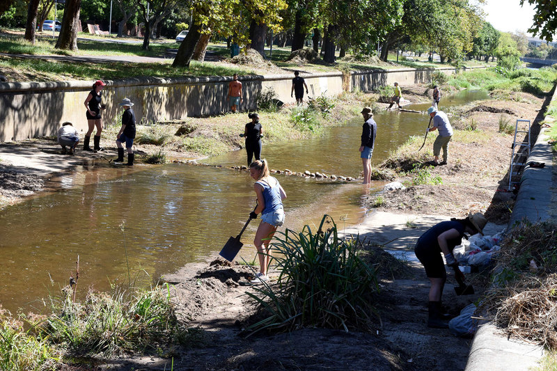 UCT_news's tweet photo. A massive clean-up operation along the Liesbeek River attracted dozens of eager UCT staff and students, and local residents who hauled out their gardening tools and sacrificed a sunny Saturday morning to do their bit for the environment. Read more: https://t.co/bAGu65GMei https://t.co/a8bXvUBo6N