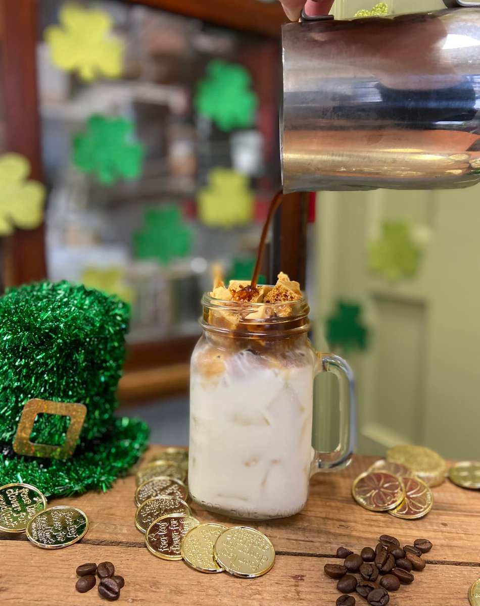 downtownakron's tweet image. Tfw you are Very Lucky to be in #downtownAkron when @ChameleoncafeAK rolls out the Pot o'Gold Ice Latte! #latte #icelatte #akron