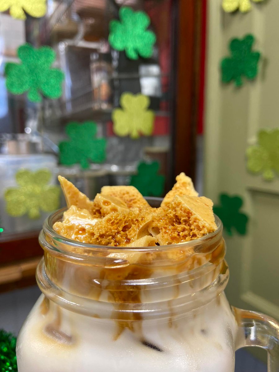 downtownakron's tweet image. Tfw you are Very Lucky to be in #downtownAkron when @ChameleoncafeAK rolls out the Pot o'Gold Ice Latte! #latte #icelatte #akron
