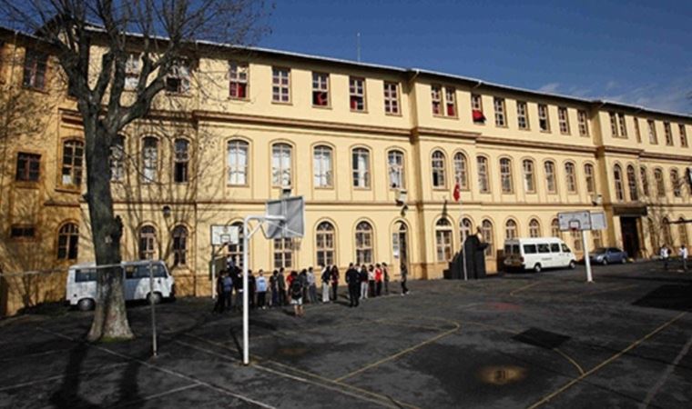 cumhuriyetgzt1's tweet photo. Cağaloğlu Anadolu Lisesi'nde müdür değişikliğine itiraz
https://t.co/GT2qU9SgH0 https://t.co/mm2xFlC3mK