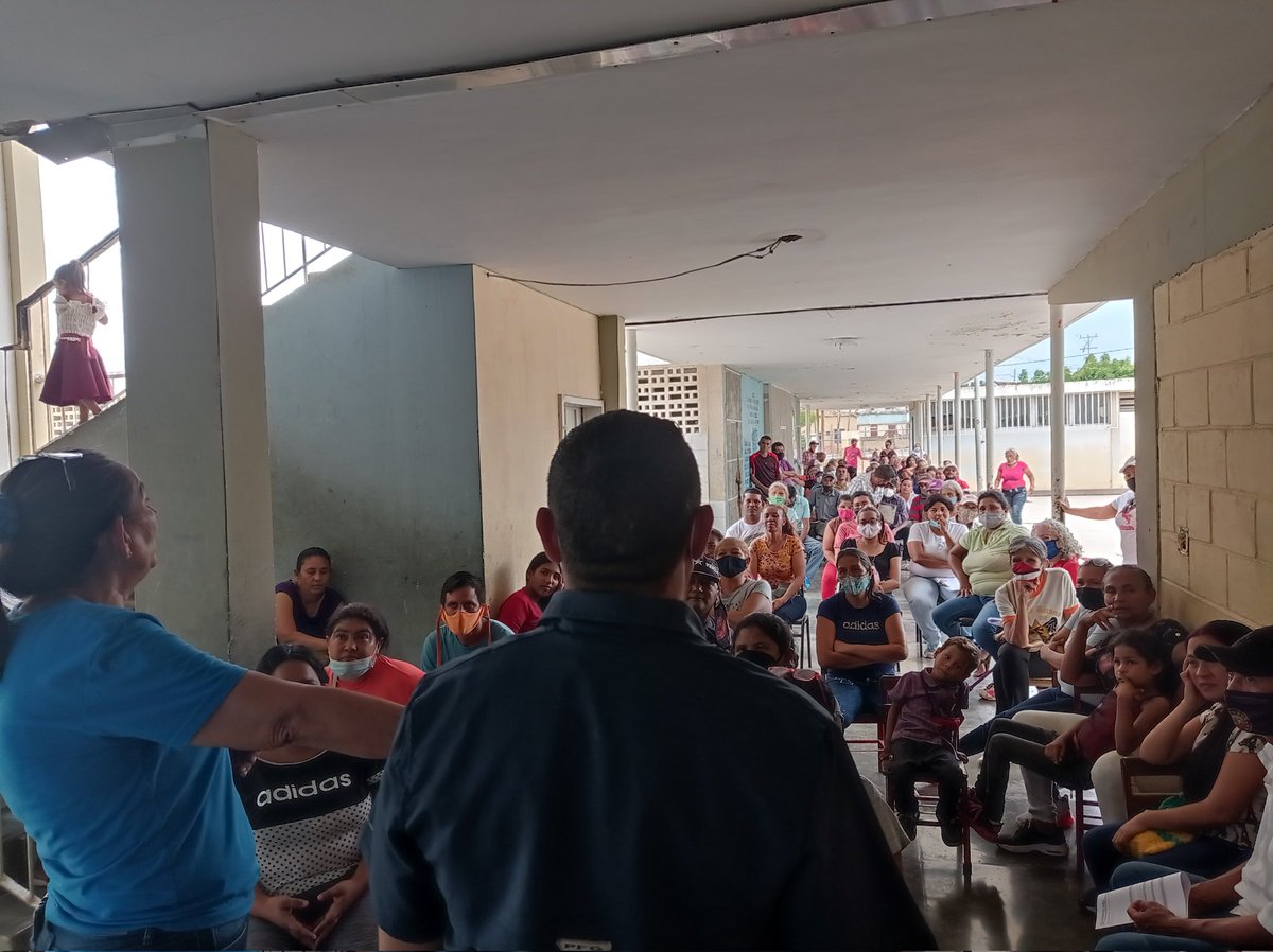 RSuarezPSUV's tweet photo. Ayer #27Feb Con gran satisfacción acompañe a más de 150 voceros (as) de la comuna bicentenaria socialista San Antonio de #Carora extraordinario debate sobre las 3R. Nets orientadas por nuestro Pdte @NicolasMaduro https://t.co/tC8Zdpwmbs