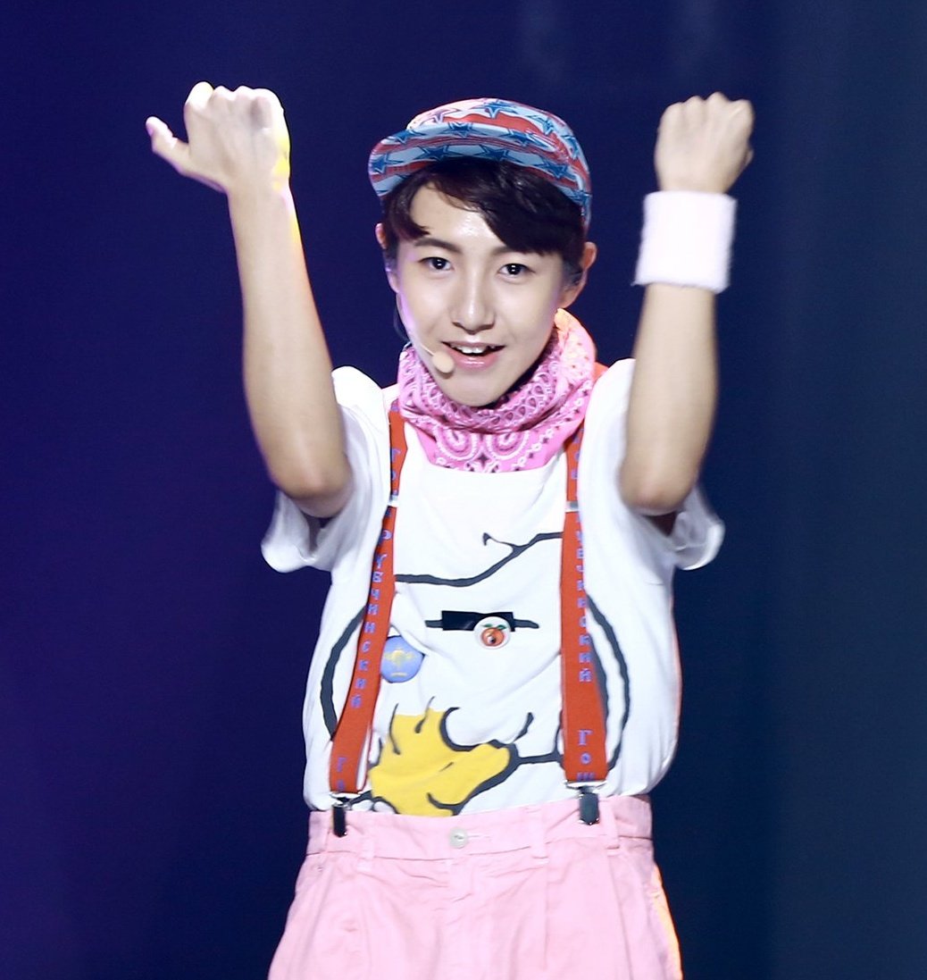 one thing I know that renjun really loves wearing snoopy peanuts shirts 😆