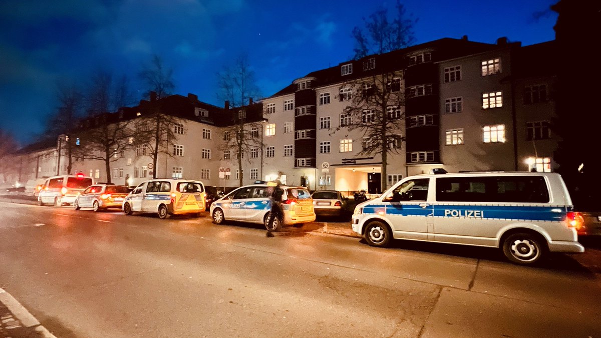Polizeifahrzeuge an einer Straße