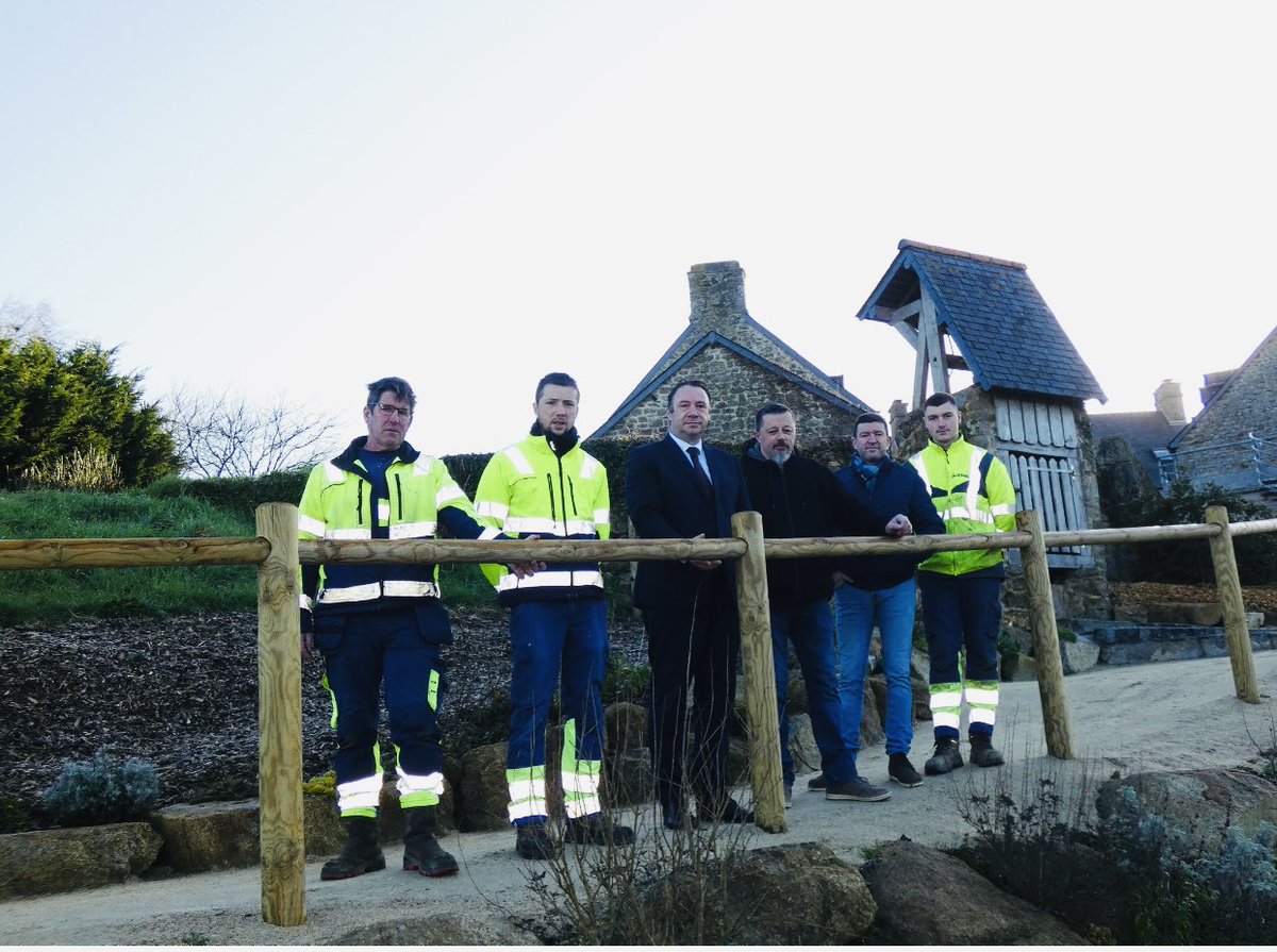 Aymdegouvion's tweet photo. Très heureux d’avoir pu apprécier la qualité des travaux effectués afin d’aménager l’accès #Montours par #ruedecrochet
Enrochements, plantations, création d’un chemin pédestre ensablé, mise en valeur du puits à deux étages
Un grand Merci aux agents #LesPortesduCoglais!! https://t.co/1qWvPSaNIO