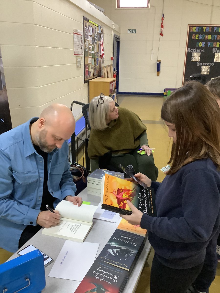Manor_Wood_Pri's tweet photo. 👏 Lots of children bought signed copies of Daniel Ingram Browne’s novels. It was incredibly exciting to meet a real life author!👏#worldbookday2022 #WorldBookDay #readingforpleasure https://t.co/diRa8L9zTZ