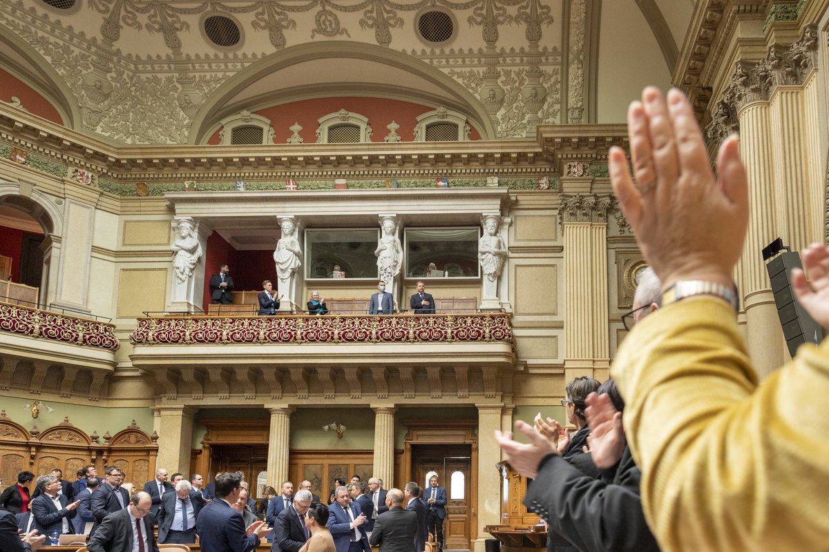The Ukrainian Ambassador to Switzerland, <a href="/RybchenkoArtem/">Artem Rybchenko</a>, and Embassy Counsellor Anrii Biriuchenko, follow debate of the National Council on the war in #Ukraine. Also in the diplomatic gallery: the Ambassadors of Great-Britain and <a href="/USEmbassyBern/">U.S. Embassy Bern</a>, @JaneOwenFCDO and Scott Miller.