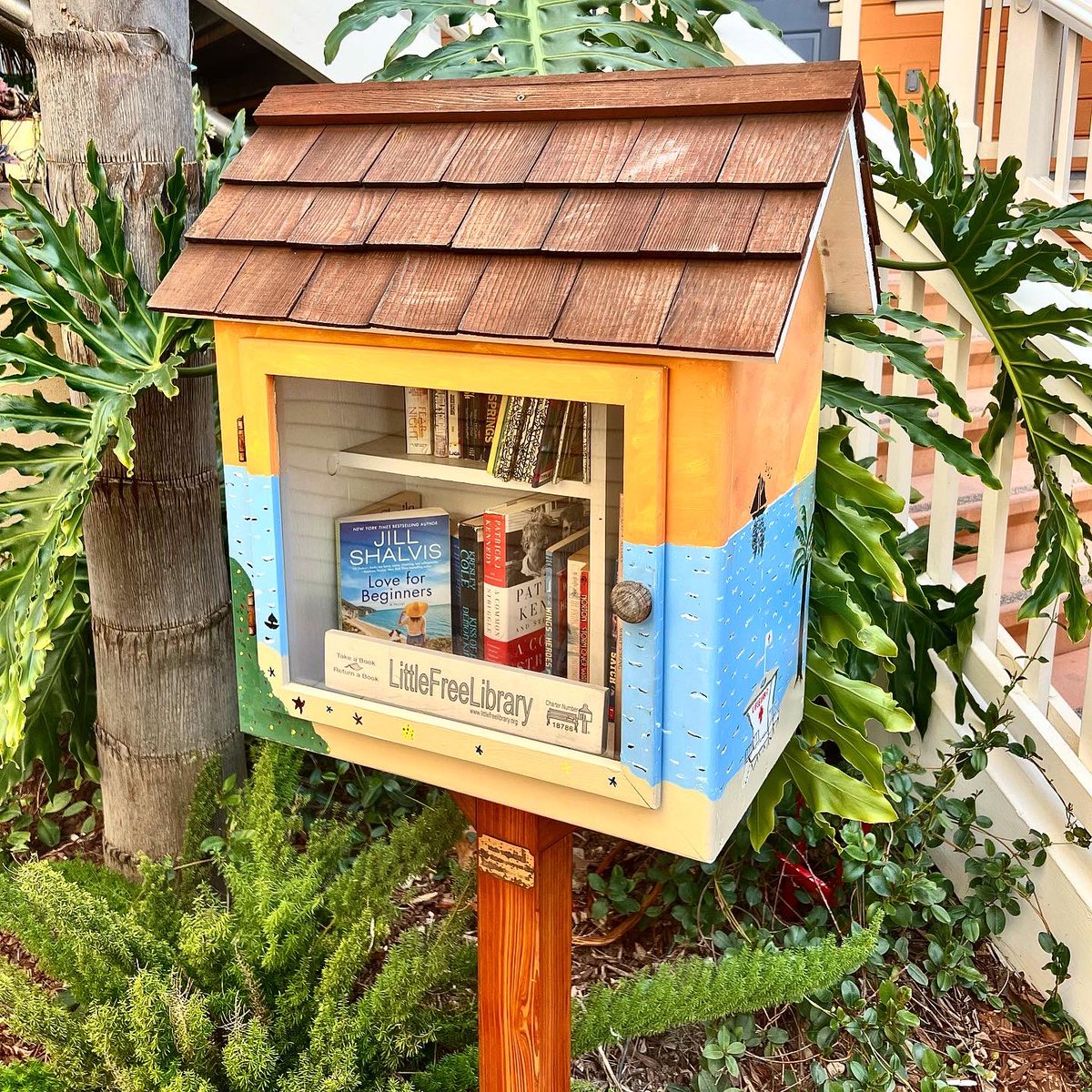 JillShalvis's tweet photo. When you find yourself in a super cute #littlefreelibrary! #rainydayfriends  @avonbooks @williammorrowbooks https://t.co/b0jmmknWdK