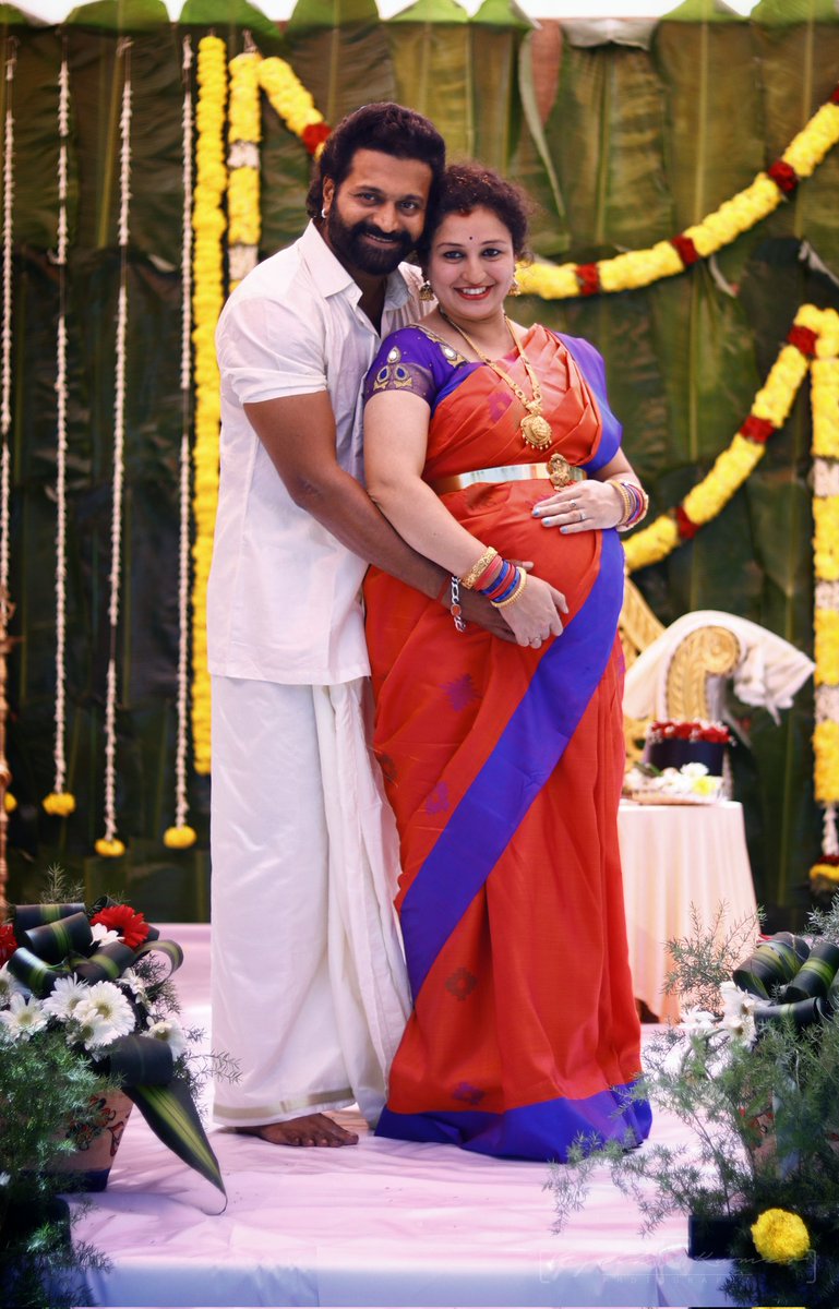 shetty_rishab's tweet photo. ನಾನು ಪ್ರೀತಿಸಿದವಳು ಹುಟ್ಟಿದ ಈ ದಿನ, ನನ್ನೊಳಗೆ ಪ್ರೀತಿ ಹುಟ್ಟಿದ ದಿನದಷ್ಟೇ ವಿಶೇಷ, ಭೂಮಿ ಸುತ್ತೋದರಲ್ಲಿ ಹೆಚ್ಚು ಕಮ್ಮಿಯಾಗಿ ನಾಳೆ ಬರಬೇಕಿದ್ದ ಈ ಶುಭದಿನ ನಂಗೋಸ್ಕರ ಇಂದೇ ಬಂದಿದೆ. ಕಳೆದ ವರ್ಷಕ್ಕಿಂತ ಮತ್ತಷ್ಟು ಪ್ರೀತಿಯನ್ನು ಕೊಡು ಎಂದಿದೆ. ಒಲವಿನ ಸತಿಗೆ, ಹೃದಯದ ಗತಿಗೆ, ನನ್ನ ಪ್ರಗತಿಗೆ ಹ್ಯಾಪಿ ಹ್ಯಾಪಿ ಬರ್ತಡೇ! 😘#Pragathi https://t.co/TqllFGq54r
