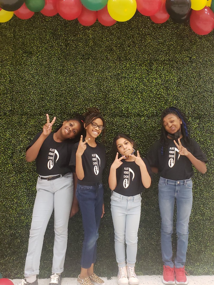 MaestraStoot's tweet photo. The Alief Elementary Honor Choir is back! Awesome job @Alexander_AISD Song Birds, Evetta, London, Angie and Harley. Job well done ladies👏 🙌🏽❤🤗  #AliefArtsMatter  #ROOT4STOOT https://t.co/hQvC7vPY0I