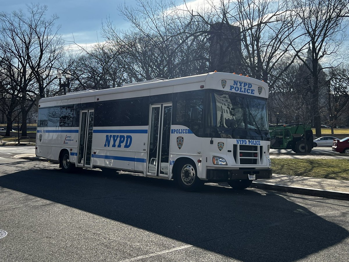 dannylyon's tweet photo. New York’s Finest are in town for this week’s activities. #SOTU #TruckersConvoy2022 https://t.co/FBKvF5jXnp