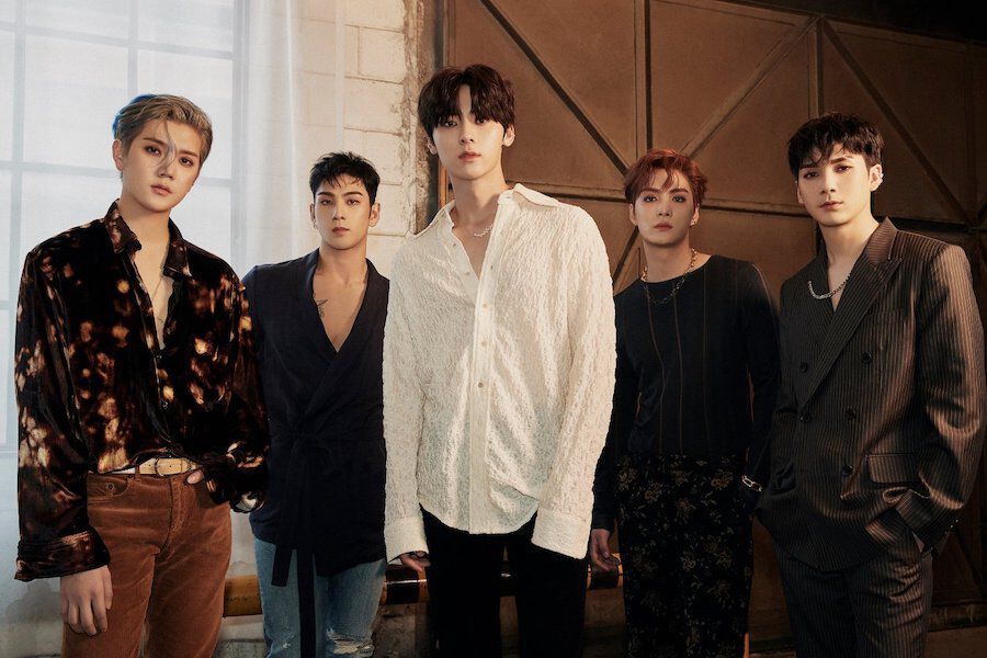 soompi's tweet photo. #NUEST Members Share Heartfelt Letters With Fans About Their Disbandment
https://t.co/NVSZ9Qb9SS https://t.co/cdLzA13FMS