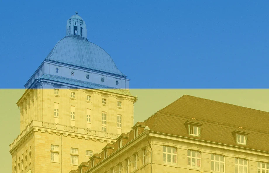 Uniturm, darüber die Farben der ukrainischen Flagge.