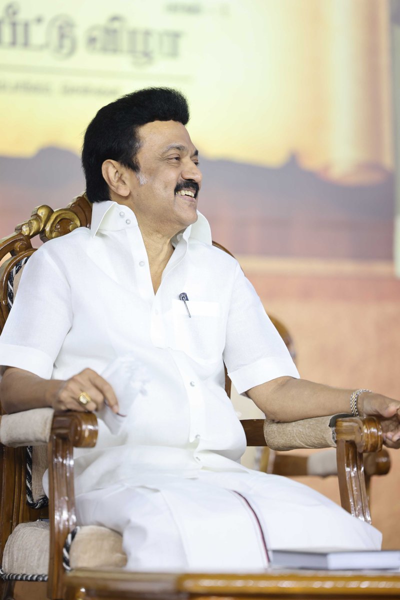 arivalayam's tweet image. "எப்போதும் - என்றென்றும் - எந்தச் சூழலிலும் - எந்தப் பொறுப்பில் இருந்தாலும், நீங்கள் அனைவரும் உங்களை விட உயரமான இடத்தில் கொண்டு போய் என்னை உட்கார வைத்தாலும் - நான் உங்களில் ஒருவன் தான்"

- கழகத் தலைவர் மாண்புமிகு முதலமைச்சர் திரு @mkstalin அவர்கள்.

#NammilOruvarMKS #HBDTNCM