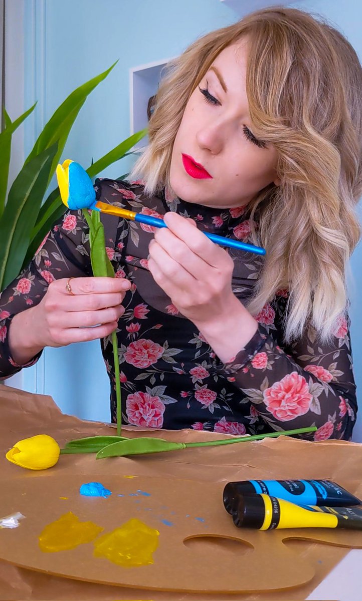 Anna_Chess's tweet photo. I've been feeling helpless and heartbroken ever since the news broke out, &amp; I want to help with more than just words of solidarity. From today for the whole week all my streams will be raising for funds for Ukraine: https://t.co/Cuiw0KBeIA Donate, RT, tune in, any help matters 🇺🇦 https://t.co/IA1roK4Peg
