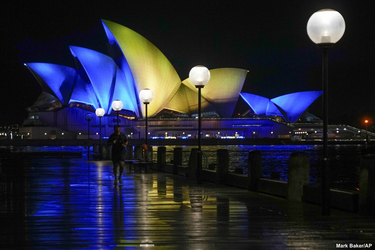 ABC's tweet photo. From Niagara Falls to the Sydney Opera House, monuments and major buildings across the world are lit in the colors of Ukraine in solidarity amid Russia's invasion. 

LIVE UPDATES: https://t.co/z44kuMDQrG https://t.co/ZftyqZyQcD