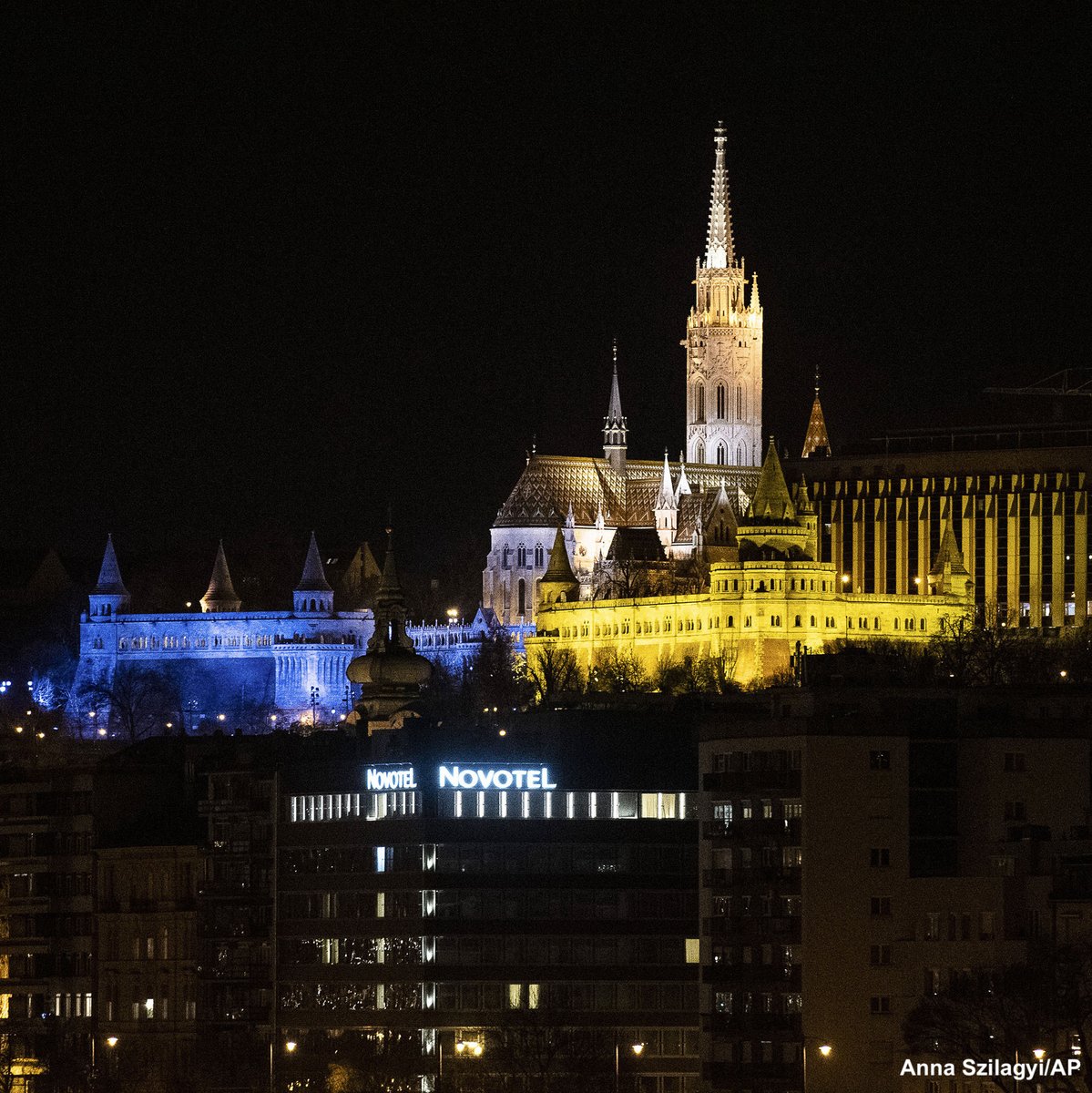 ABC's tweet photo. From Niagara Falls to the Sydney Opera House, monuments and major buildings across the world are lit in the colors of Ukraine in solidarity amid Russia's invasion. 

LIVE UPDATES: https://t.co/z44kuMDQrG https://t.co/ZftyqZyQcD