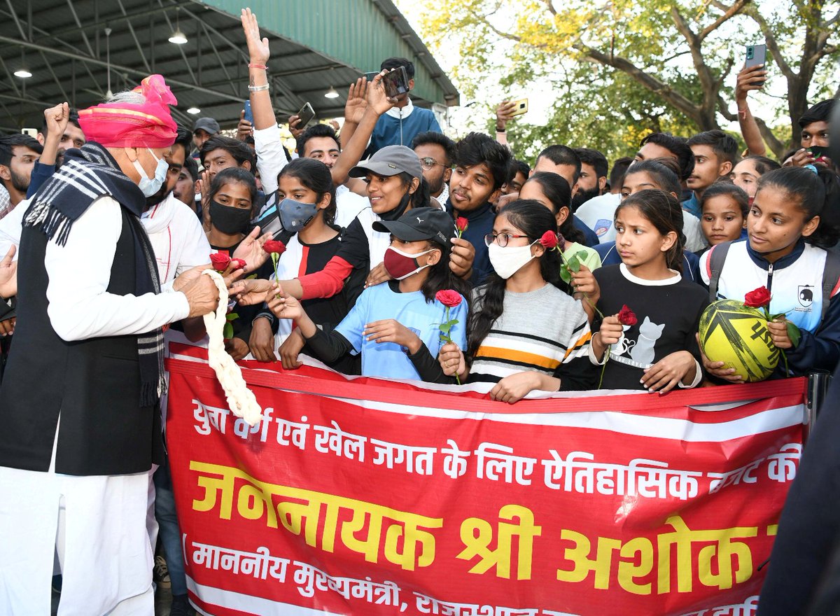 ashokgehlot51's tweet photo. मुख्यमंत्री निवास पर विभिन्न वर्गों व समुदायों के प्रतिनिधिमण्डलों ने मुलाकात की तथा प्रदेश को ऐतिहासिक बजट देने के लिए आभार व्यक्त किया।बड़ी संख्या में कर्मचारी संघों से जुड़े कार्मिक भी पहुंचे और पूर्व पेंशन योजना लागू करने की घोषणा पर भरपूर खुशी का इजहार करते हुए अभिनंदन किया। https://t.co/LDyGyIUutT