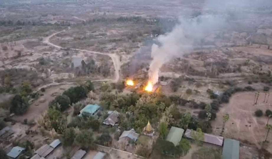 spring_2021's tweet photo. After Military lauched Airstrike with 2 Mi-35 and deployed 60 troops with 2 helicopters in ThapyayAye Village, Yinmarpin Tsp today,set the houses including monastery on fire. There are 230houses in the village and It is unknown exactly how many houses are on fire.

#2022Feb28Coup https://t.co/q5Aai1CGJv