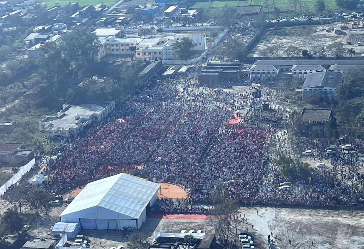 yadavakhilesh's tweet photo. इधर यहाँ ‘सपा की रैली’ में तिल रखने की जगह नहीं
उधर भाजपा की रैली में जाने की बची कोई वजह नहीं 

अंबेडकर नगर, बस्ती व संतकबीरनगर में उमड़े अपार जनसमर्थन का दिल से आभार… तय है अब होना बदलाव।

सपा-गठबंधन जीत रहा है, भाजपा का खेमा खीझ रहा है। https://t.co/jVxhU2dAkx