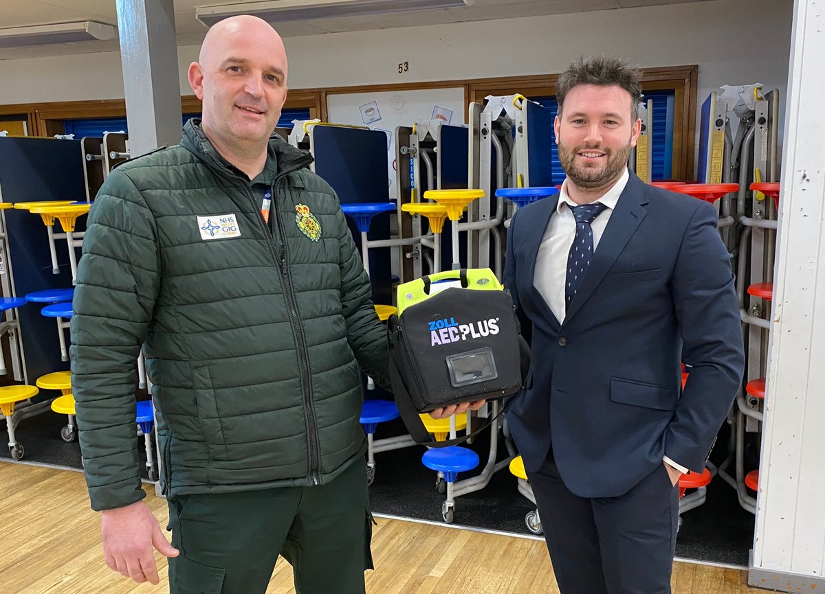 👨‍🏫A teacher from @LlandoughSchool helped save his own mother when she suffered a #CardiacArrest thanks to staff first aid training delivered by the Welsh Ambulance Service.
📽️ Read the story and watch the video here bit.ly/3hr967a
#Defibruary2022