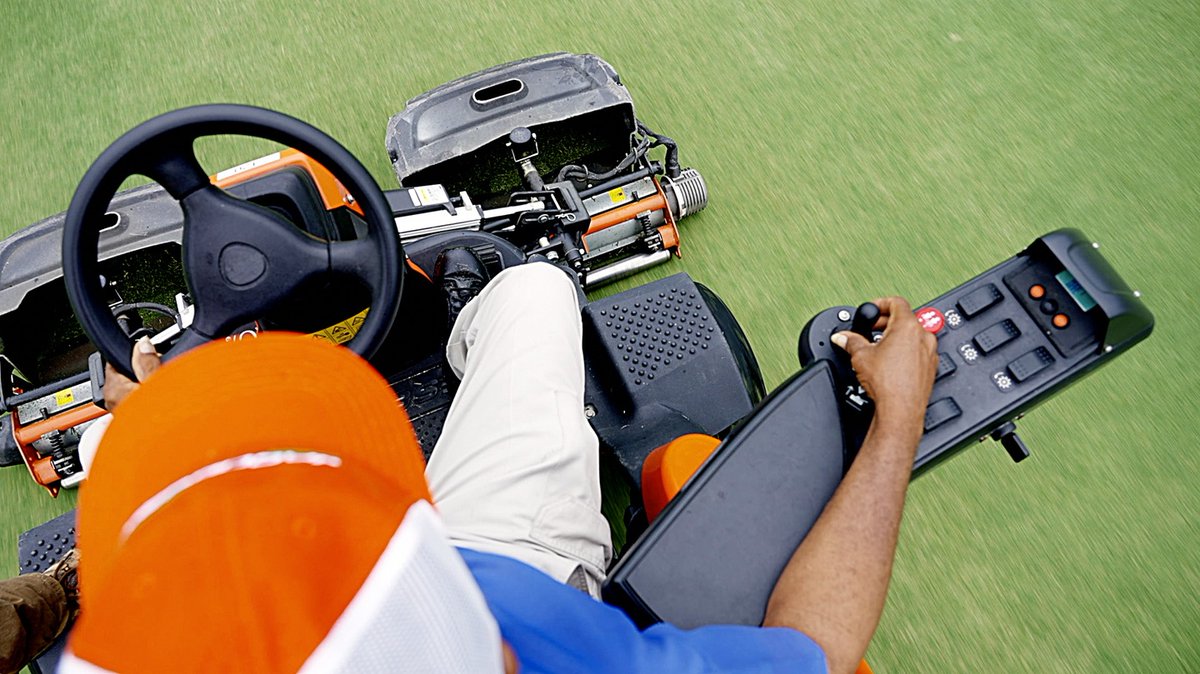 JacobsenTurf's tweet photo. 🇺🇸 "For us, this mower could not have performed any better; and I look forward to getting a few of them here on property full-time." - Chris Flynn, Director of Grounds, @APBayHill on the #Eclipse360 that has been in use at the home of the #APInv for the last 6 months. https://t.co/V45mcs8Tog