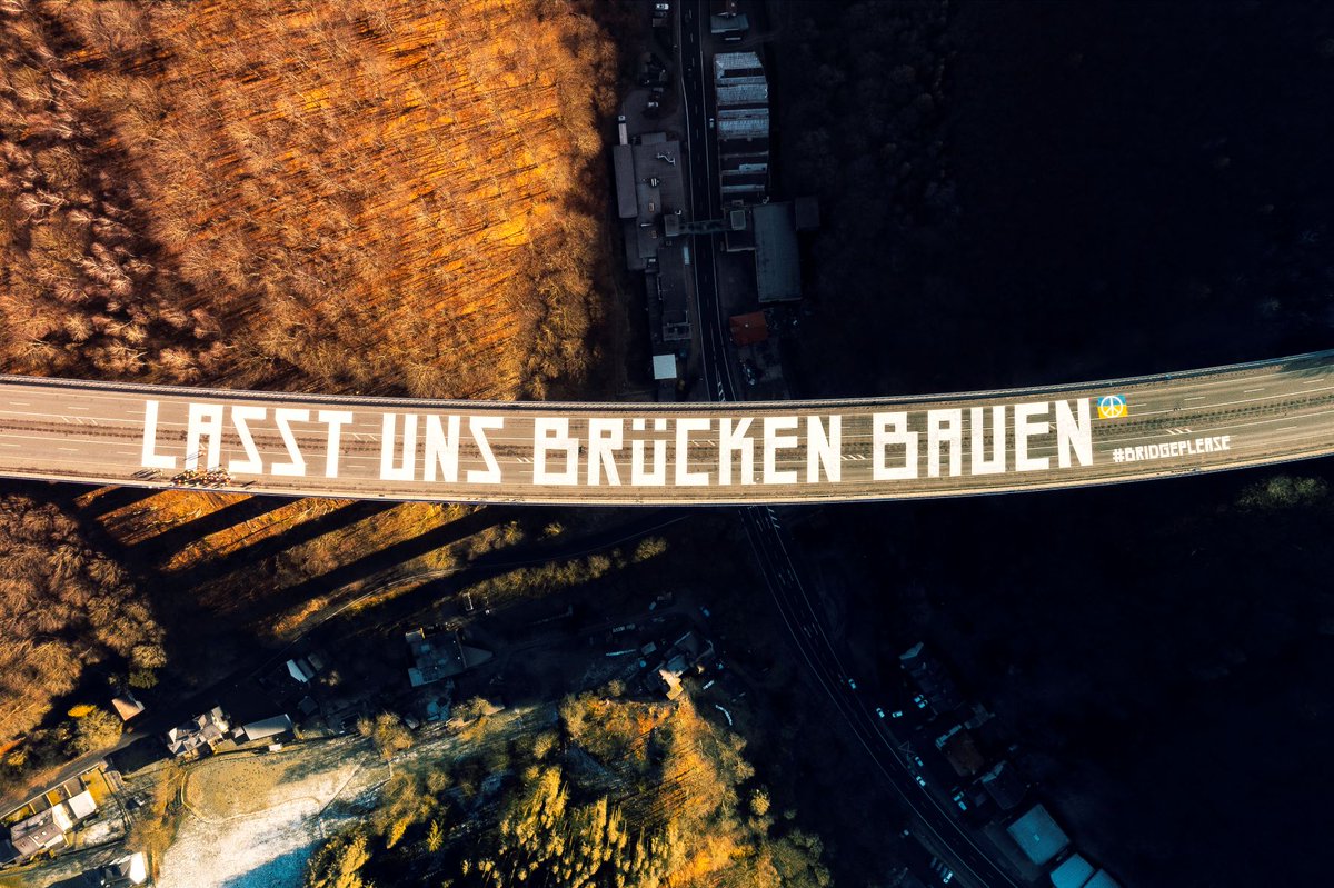 Autobahn_Westf's tweet photo. Die Botschaft ist in zweifacher Hinsicht positiv. Wir wollen Brücken bauen, um die Infrastruktur zu erhalten, aber Brücken zwischen Menschen sind in der jetzigen Zeit wichtiger denn je. Die Aktion ist nicht rechtlich konform, aber sie setzt Akzente. #rahmede #bridgeplease https://t.co/ZM0JeTzyjU
