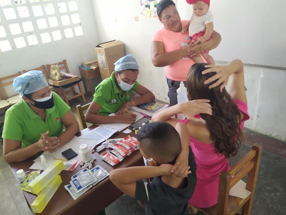 MinAlimenVen's tweet photo. La Misión Alimentación realizó jornada de tamizaje nutricional a los habitantes del sector Los Roques en #LaGuaira, dirigida a niños, niñas, adolescentes, lactantes, gestantes, adultos y personas de la tercera edad. Se hizo entrega de vitaminas, minerales, entre otros https://t.co/SUZqEuqU0f
