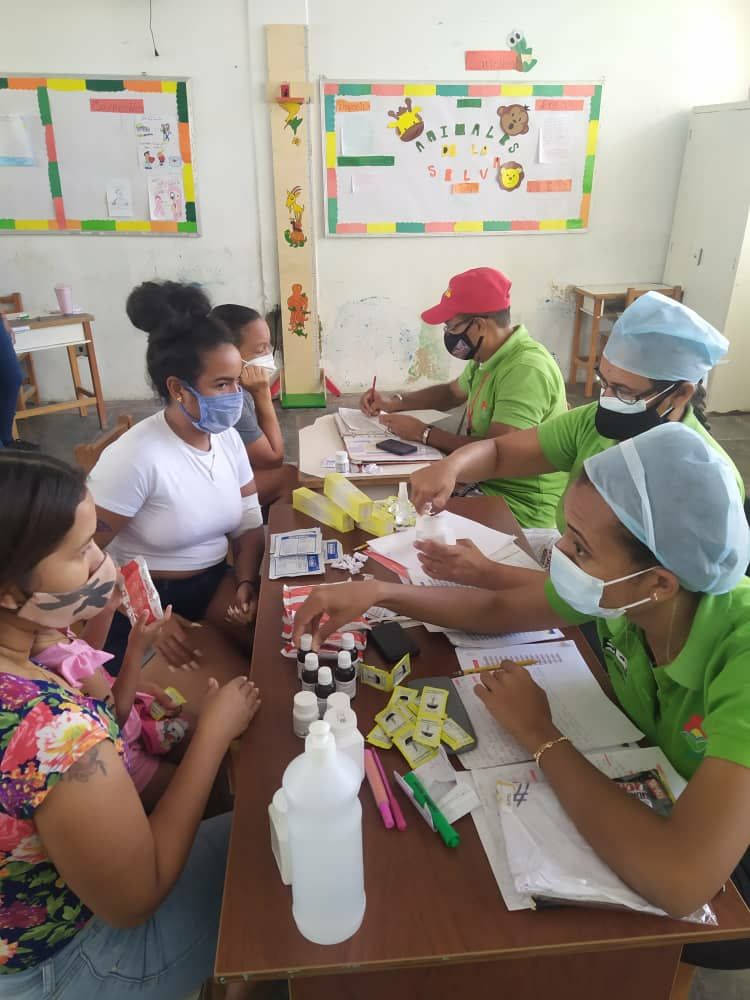 MinAlimenVen's tweet photo. La Misión Alimentación realizó jornada de tamizaje nutricional a los habitantes del sector Los Roques en #LaGuaira, dirigida a niños, niñas, adolescentes, lactantes, gestantes, adultos y personas de la tercera edad. Se hizo entrega de vitaminas, minerales, entre otros https://t.co/SUZqEuqU0f
