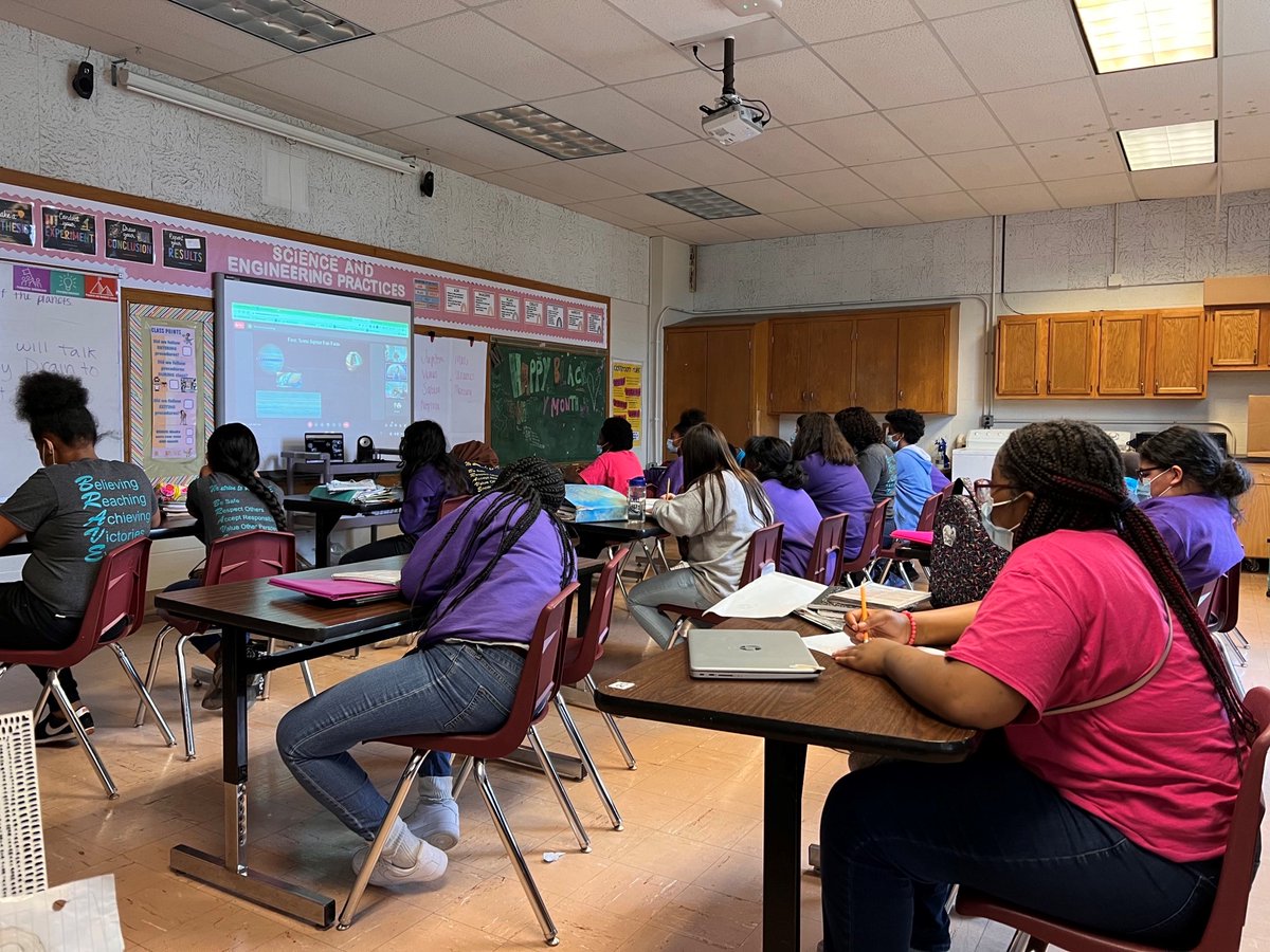 OlmstedSouth's tweet photo. STEAM in action, WAY TO GO OAS! 6th grade virtually met with NASA engineer Tracy Drain today to learn about space and Black Women in NASA! @jcpsky @JCPSDL https://t.co/B7p5PoeChE