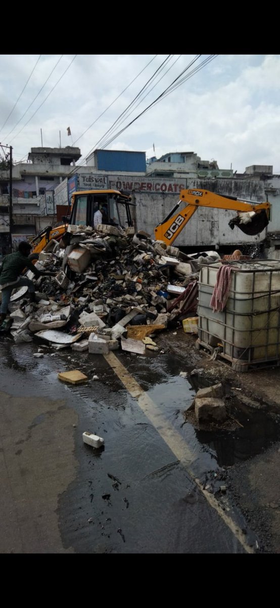 Ae_Fathenagar's tweet photo. @Muffy47989096 @GHMCOnline @CommissionrGHMC @KTRTRS Even though repeated cleaning of floating material from nala small qty of floating material at culvert caught fire. The same stopped and got control with the help of Fire fighting equipment/Engine under the supervision of GHMC/Traffic Police. https://t.co/ve4PPRxRCm