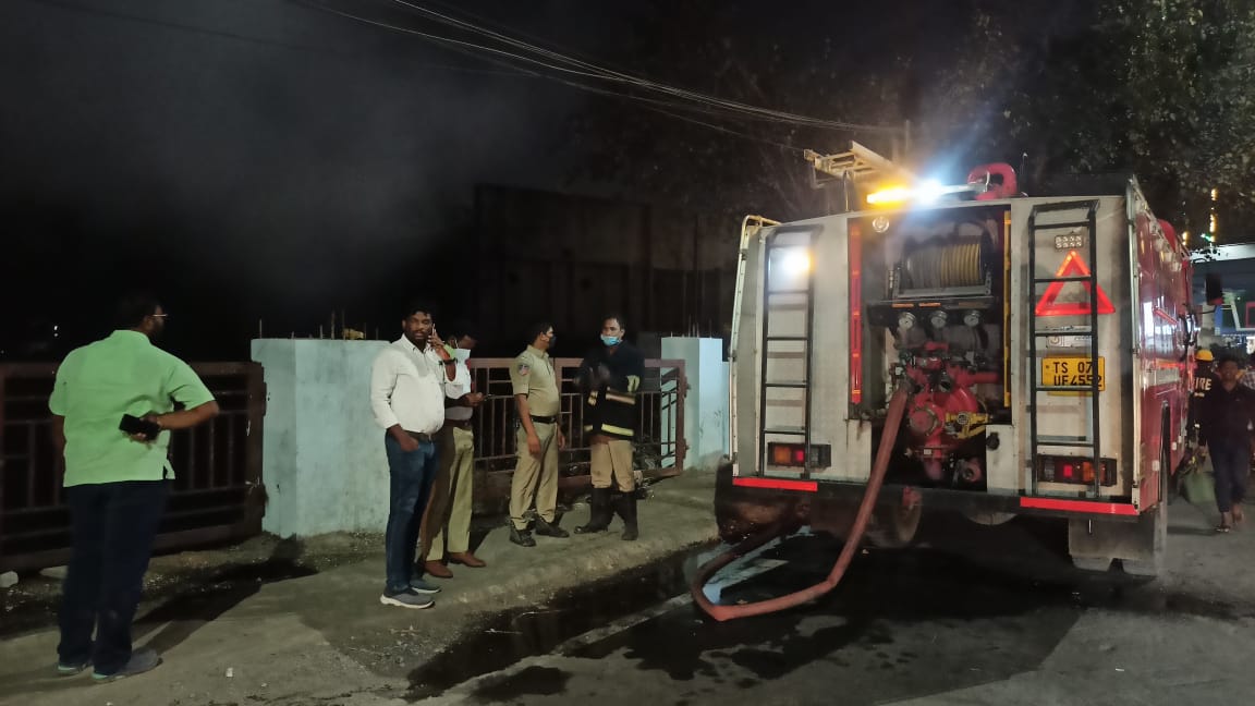 Ae_Fathenagar's tweet photo. @Muffy47989096 @GHMCOnline @CommissionrGHMC @KTRTRS Even though repeated cleaning of floating material from nala small qty of floating material at culvert caught fire. The same stopped and got control with the help of Fire fighting equipment/Engine under the supervision of GHMC/Traffic Police. https://t.co/ve4PPRxRCm